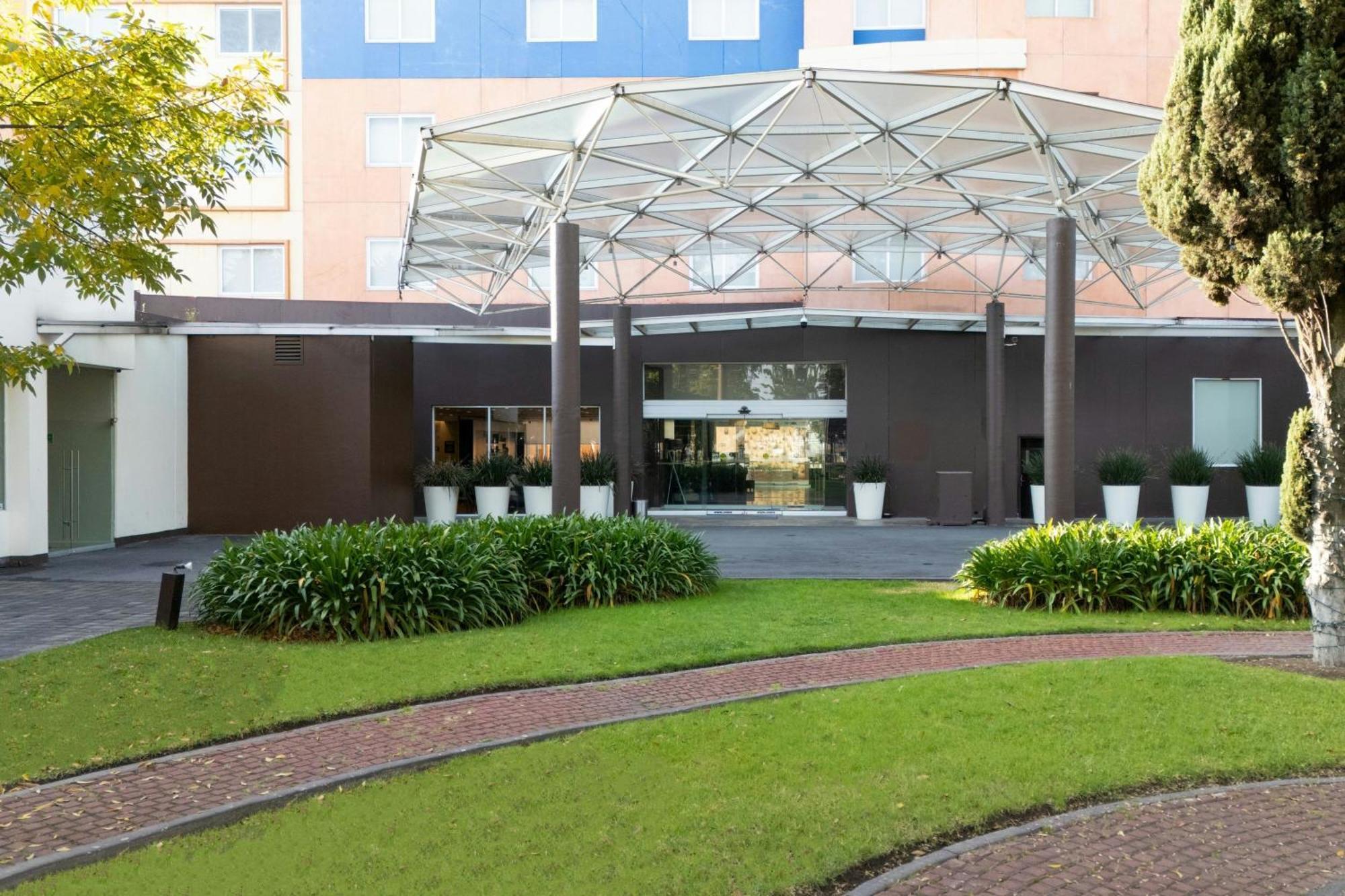 Courtyard Toluca Tollocan Bagian luar foto